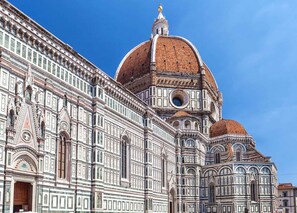 A historic building with intricate architectural details, a prominent dome, and a large arched entrance. - Frescoed Apartment in the Heart of Florence (Florence)