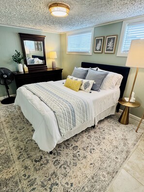 1 bedroom, iron/ironing board, WiFi, bed sheets - Charming guesthouse in Tulsa's most picturesque neighborhood, Maple Ridge (Tulsa)