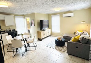 Smart TV - Charming guesthouse in Tulsa's most picturesque neighborhood, Maple Ridge (Tulsa)