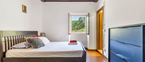 WiFi, bed sheets
