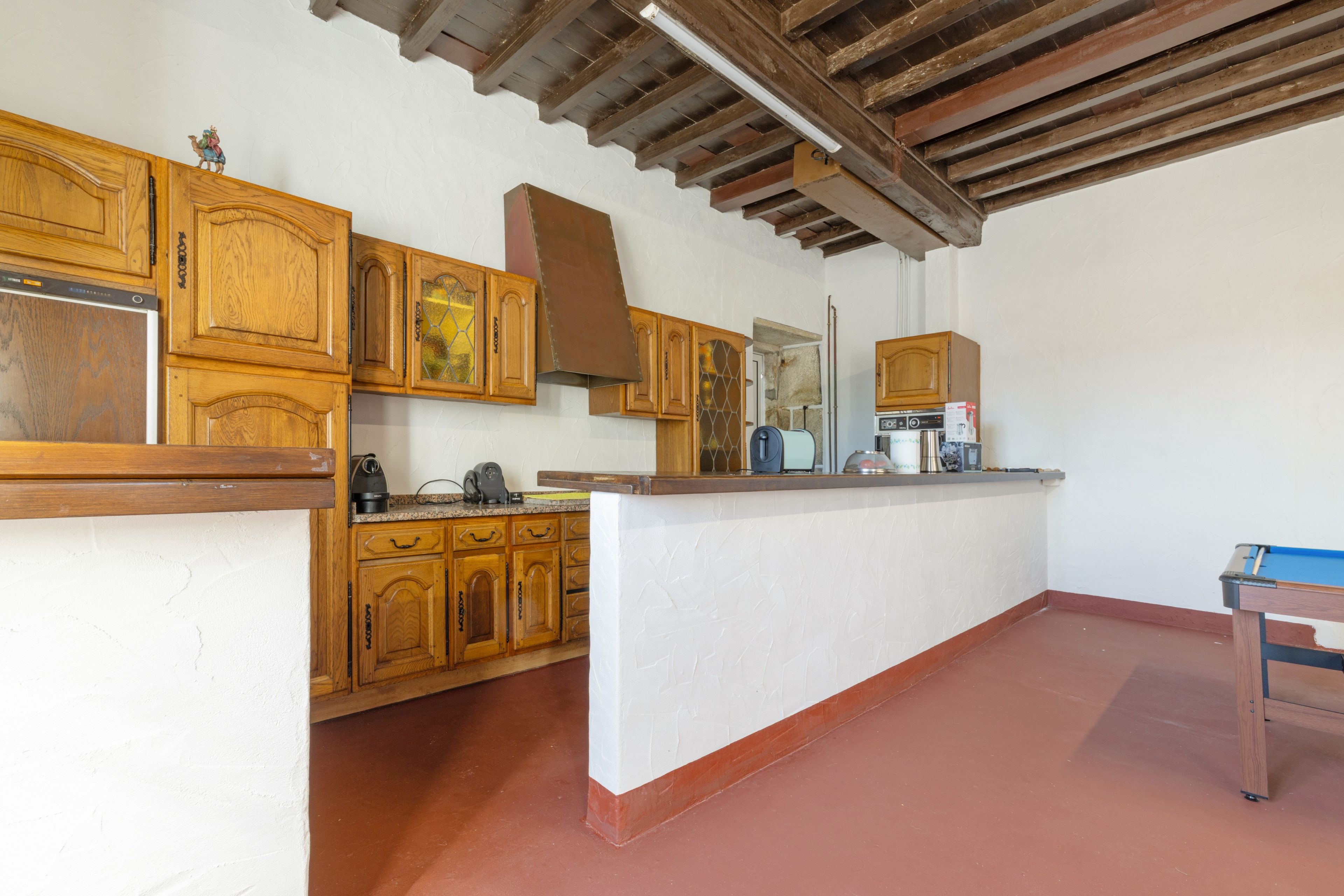 Una cocina con armarios de madera, una encimera y una estufa.