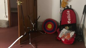 A room with a wooden door marked 'SALIDA,' a target board, a red backpack, and a stuffed toy. - Room 'Habitación Selvita' with Mountain View, Shared Terrace and Wi-Fi (Moraime)