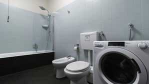 A modern bathroom with a shower, toilet, and washing machine. - Italianway Easy - Venezia 33 - A (Milan)