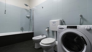 A modern bathroom with a shower, toilet, and washing machine. - Italianway Easy - Venezia 33 - A (Milan)