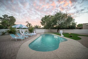 A swimming pool with lounge chairs and a basketball hoop. - Desert Bliss Villa - 3 bedroom Heated Pool, Putting Green, Pool Table & Games (Phoenix)