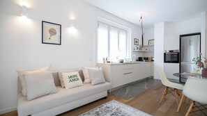 Apartment (1 Bedroom) | Living area | 32-inch TV with cable channels - Italianway Comfort - Panfilo Castaldi 23 (Milan)