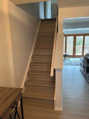 Eine Treppe führt zu einem Balkon mit Blick ins Freie.
