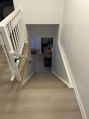 A staircase leading to a room with a wooden floor and white walls. - Lovely 3-bedroom townhome with AC in vibrant Arlington (Arlington)