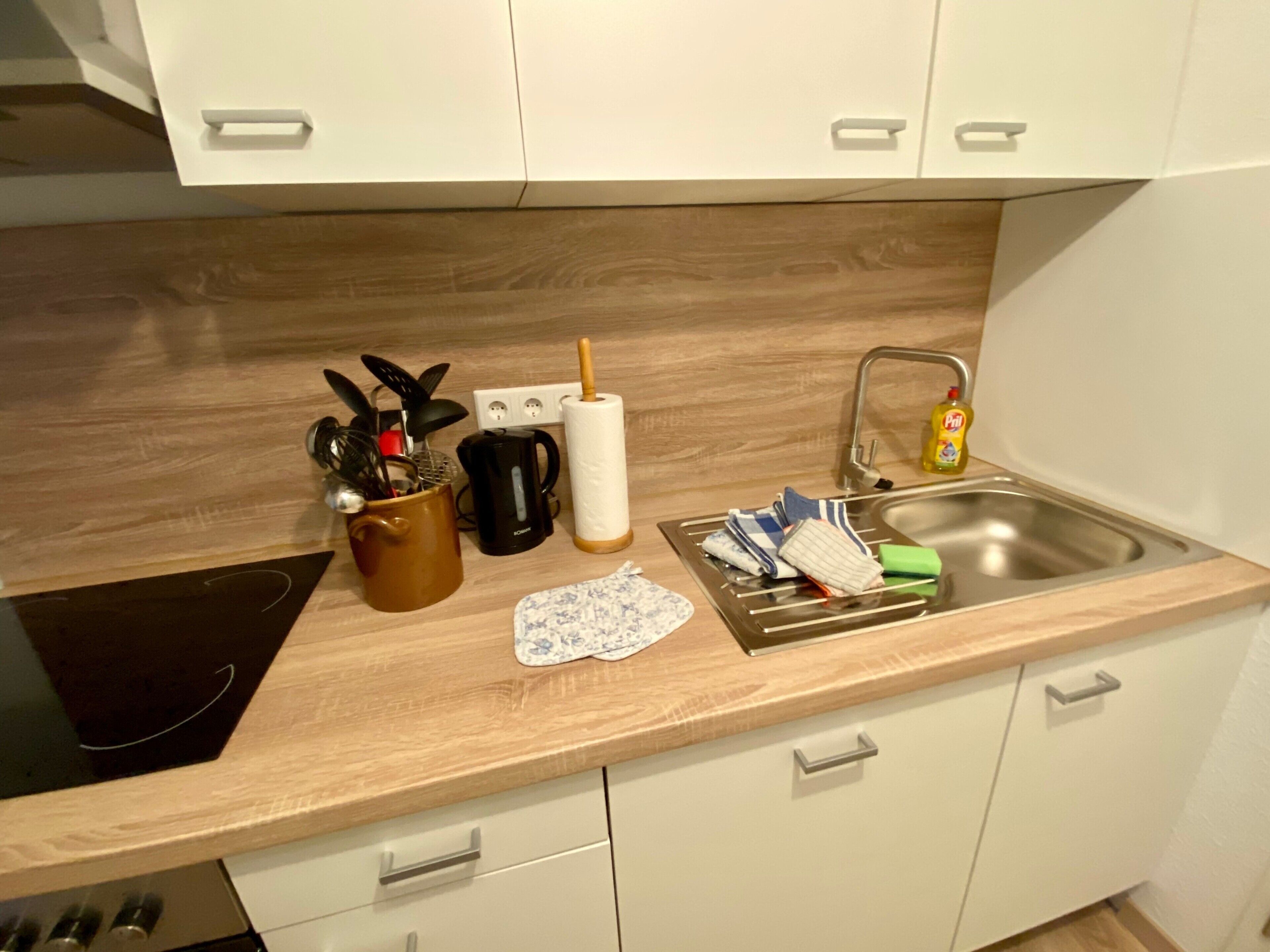 Coffee/tea maker, fridge, oven, stovetop