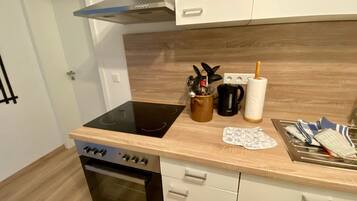 Coffee/tea maker, fridge, oven, stovetop