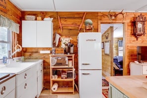 Cafetera y tetera, refrigerador, microondas y horno 