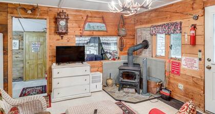 Riverfront Retreat w Dock, Kayaks & Fire Pit