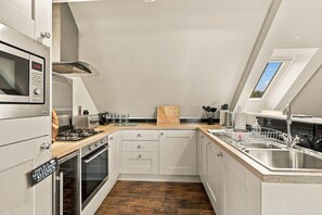 Coffee/tea maker, fridge, microwave, oven - 5 Old Templars - North East Escapes (Spittal)