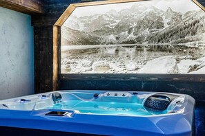 A hot tub with a view of a snowy mountain landscape. - Holiday home in Podhale, jacuzzi, sauna (Murzasichle)