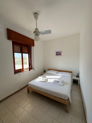 Schreibtisch, Reisekinderbett, kostenloses WLAN, Bettwäsche