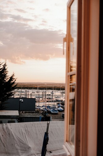 bumpkin. Stylish Coastal Home. Walk to Beach & Award-Winning Seafood. Sleeps 6