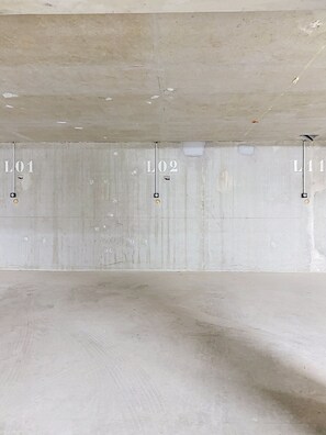 Een betonnen plafond met drie aangeduide secties: L01, L02 en L11.