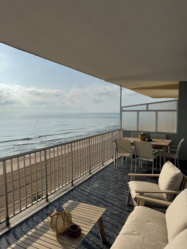 Seafront Sanctuary: Breathtaking Views & Pure Relaxation