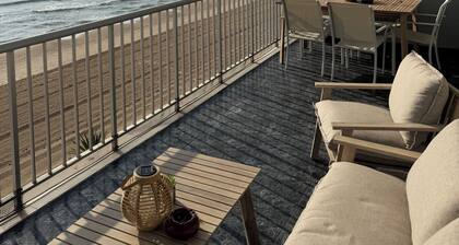 Seafront Sanctuary: Breathtaking Views & Pure Relaxation