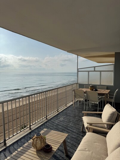 Seafront Sanctuary: Breathtaking Views & Pure Relaxation
