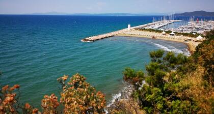 Punta Ala: Studio Apartment with Ocean View - Climate - Parking Space - Beaches