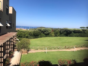 Property grounds - Punta Ala: Studio Apartment with Ocean View - Climate - Parking Space - Beaches (Punta Ala)