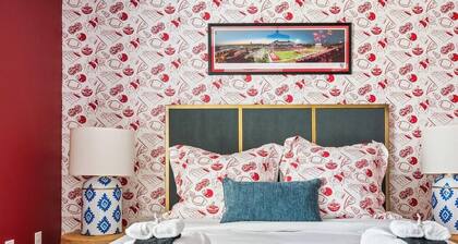 Flames Fan House | *3 MIN to LU* | Sleeps 10!