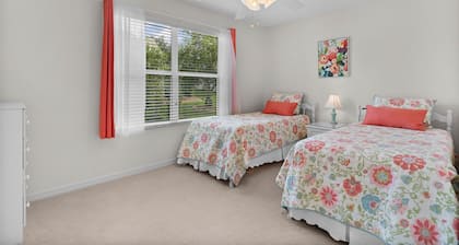 Dog-friendly Duval home with enclosed lanai and private outdoor seating.