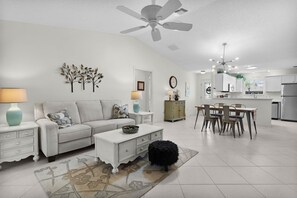 Ein stilvolles Wohnzimmer mit einer Couch, einem Couchtisch und Wanddekoration.