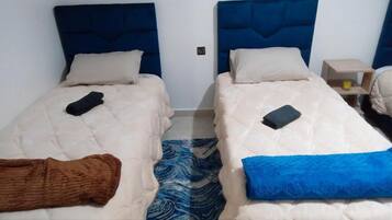 Chambre Triple Économique | Bureau, espace de travail pour ordinateur portable, rideaux occultants