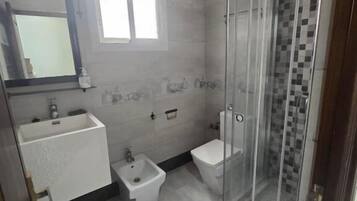 Articles de toilette gratuits, sèche-cheveux, serviettes fournies, savon