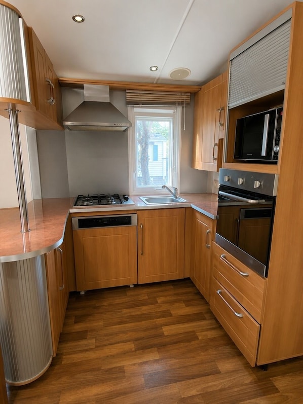 Private kitchen - Air-conditioned mobile home - Large, shaded site - Domaine Montrose Campground (Tourbes)
