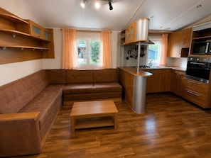 Living area - Air-conditioned mobile home - Large, shaded site - Domaine Montrose Campground (Tourbes)