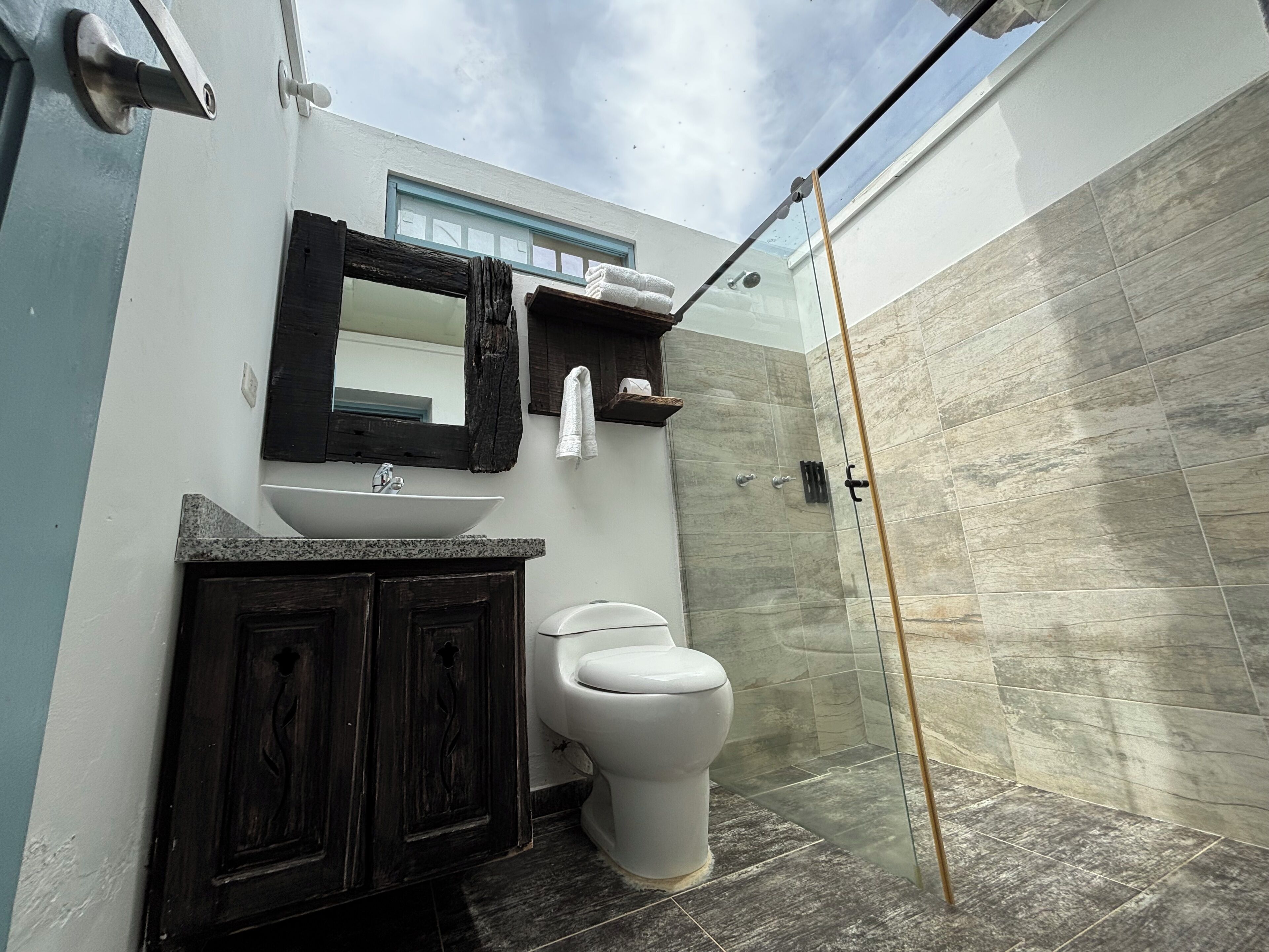 Habitación doble | Baño | Bañera y ducha independientes y artículos de higiene personal gratuitos