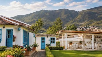 Una casa tradicional con tejado de tejas, un porche delantero y un jardín bien cuidado.
