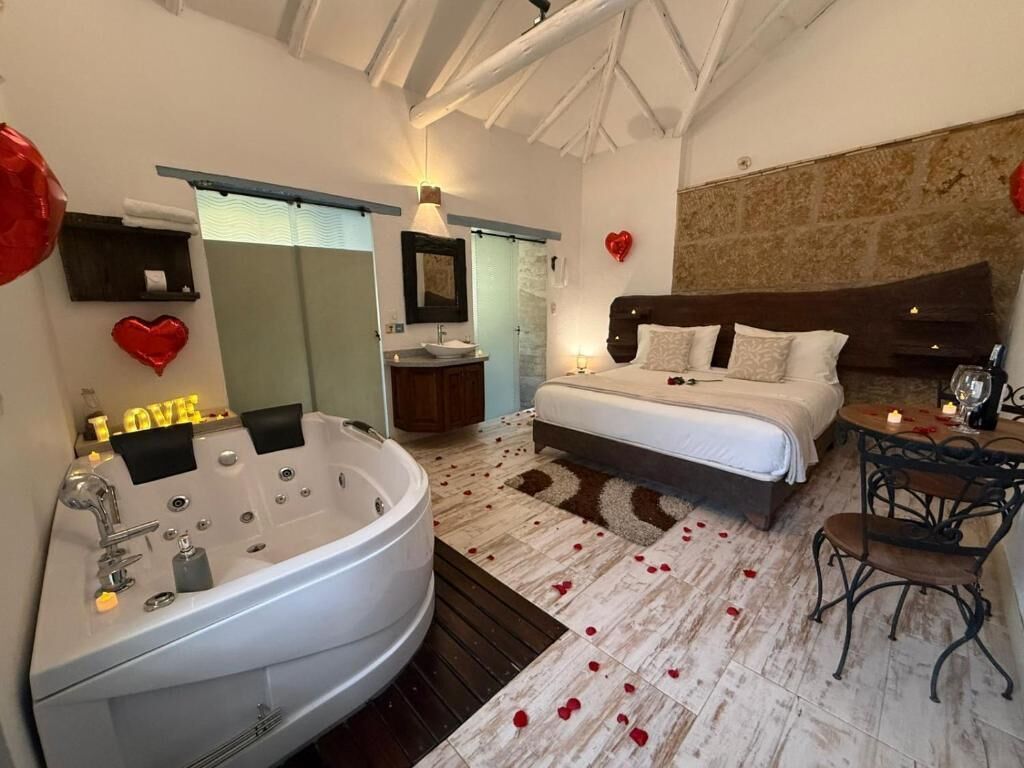 Habitación Deluxe doble, patio, vistas al patio | Baño | Bañera y ducha independientes y artículos de higiene personal gratuitos