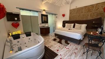 Habitación Deluxe doble, patio, vistas al patio | Baño | Bañera y ducha independientes y artículos de higiene personal gratuitos