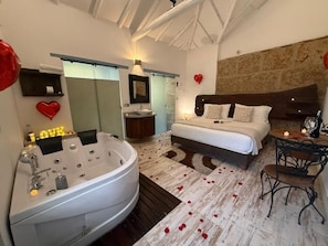 Phòng đôi Deluxe, sân hiên, quang cảnh sân vườn | Phòng tắm | Bồn tắm và buồng tắm vòi sen riêng, đồ dùng nhà tắm miễn phí 