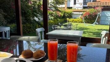 Habitación doble, patio, vistas al patio | Restaurante al aire libre