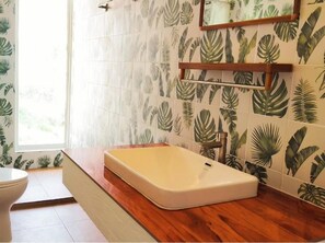 Cottage tiện nghi đơn giản, ban công, quang cảnh bãi biển | Phòng tắm