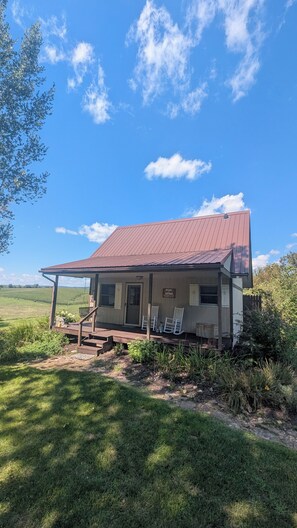 A rustic two-story house with a porch, a red roof, and a sign reading 'Welcome to Cottage.' - Charming 2 BR Country Cottage - Peaceful Weekend Retreat Outside of Galena (Elizabeth)