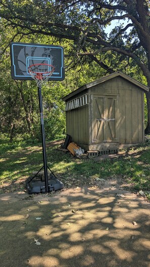 A basketball hoop with a 'LIFETIME' sign, a shed, and a lawn mower. - Charming 2 BR Country Cottage - Peaceful Weekend Retreat Outside of Galena (Elizabeth)
