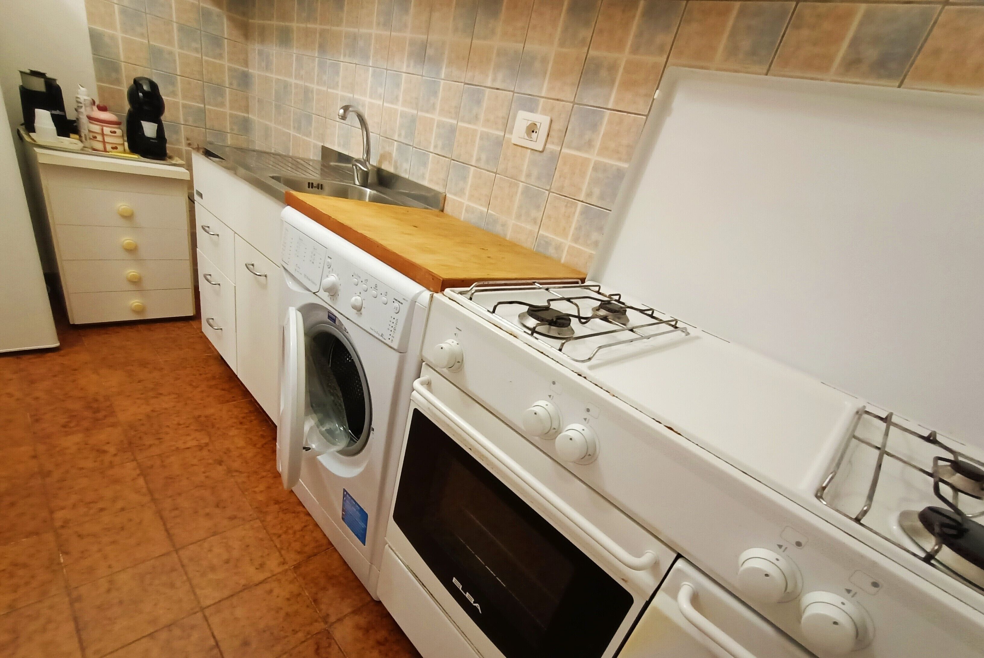 Coffee/tea maker, fridge, oven, stovetop