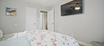 Cozy Buckroe Beach Bungalow - 2BR Near Sand, Dining & Family Fun.