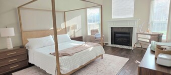 Grand Conroe Retreat Near The Woodlands, Pool, 2 Primary Suites, Sleeps 8