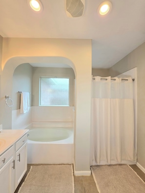Bathroom - Grand Conroe Retreat Near The Woodlands, Pool, 2 Primary Suites, Sleeps 8 (Conroe)
