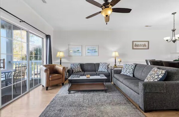 Living area - 2-bedroom apartment in charming Myrtle Beach with AC (Myrtle Beach)