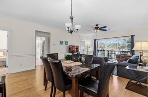 Dining - 2-bedroom apartment in charming Myrtle Beach with AC (Myrtle Beach)
