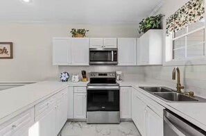 Private kitchen - 2-bedroom apartment in charming Myrtle Beach with AC (Myrtle Beach)