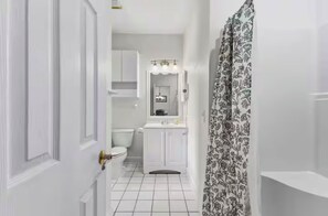 Bathroom - 2-bedroom apartment in charming Myrtle Beach with AC (Myrtle Beach)